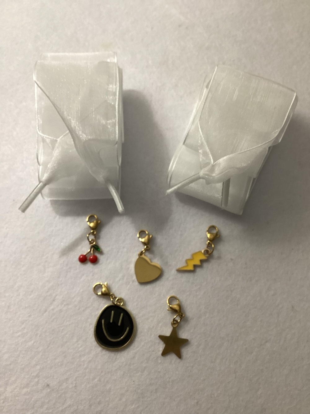 Steve Madden 5-pc. Shoe Charms with Dust Bag and Ribbon Shoe laces - Picture 6 of 10